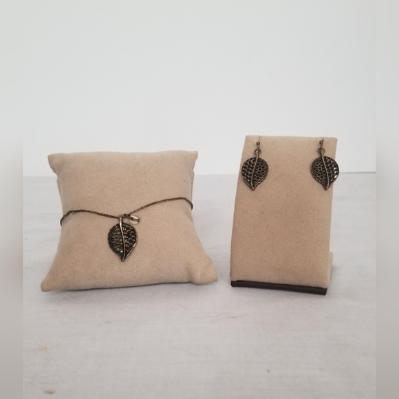 SAQ (Avon) Vintage Bracelet and Earrings Set - Picture 1 of 6
